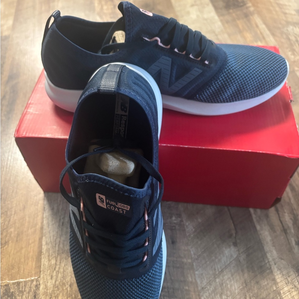 New Balance Women's FuelCore Coast V4 Running Shoe Size 12 Wide - Picture 3 of 9